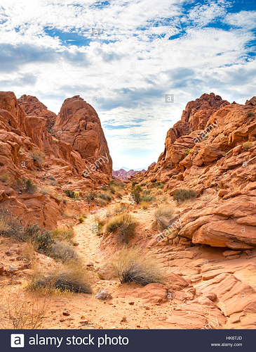 rainbow-vista-trail-red-orange-sandstone-rocks-mojave-desert-valley-HK67JD